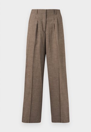 Pantalones marrones de talle alto y pierna ancha con trabillas para cinturón, pliegues frontales y cierre frontal oculto sobre un fondo blanco.