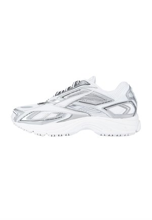 Scarpa da ginnastica bianca e argento con chiusura con lacci, tomaia in mesh e suola spessa, progettata per correre o camminare.