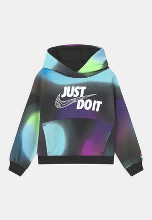 Huppari, jossa on monivärinen sinisen, vihreän ja purppuran liukuväri. Korostettu valkoinen "JUST DO IT" -teksti ja mustat yksityiskohdat.