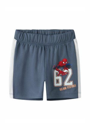 Shorts de sport bleus pour enfants avec des bandes blanches sur les côtés, avec un graphisme rouge de Spider-Man au-dessus du numéro 62 et le texte « Vrai nom : Peter Parker. »