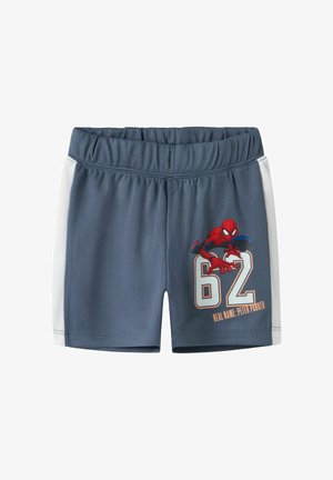 Shorts de sport bleus pour enfants avec des bandes blanches sur les côtés, avec un graphisme rouge de Spider-Man au-dessus du numéro 62 et le texte « Vrai nom : Peter Parker. »