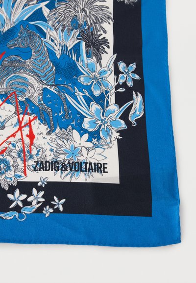 Γωνία κασκόλ σε μπλε, μαύρο και λευκό με λεπτομερές σχέδιο ζέβρας, φοινικόδεντρων, λουλουδιών και κόκκινων σημάτων υπογραφής, με κείμενο «Zadig & Voltaire».