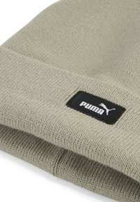Berretto lavorato a maglia in grigio chiaro, con una toppa in tessuto nera con il logo "PUMA", superficie testurizzata e design con risvolto.