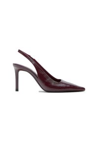 Le scarpe con tacco slingback in pelle borgogna presentano una punta affusolata, una finitura texturizzata e un tacco alto e sottile.