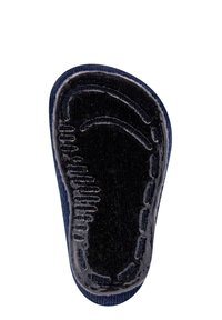 Dziecięca wkładka o zakrzywionym kształcie, czarnej, teksturowanej powierzchni i niebieskiej tkaniny wykończeniowej. Zawiera kontury wspierające łuk i palce.