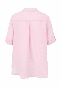 Chemise en lin rose clair dotée d'un pli au dos, de manches courtes roulées, d'un col et d'une ourlet arrondi. Design simple et décontracté sans motifs.