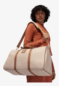 Jordan JAM MONOGRAM DUFFLE BAG UNISEX - Športna torba - coconut milk