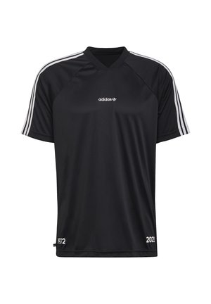 Zwart sportshirt met korte mouwen en V-hals, met wit Adidas-logo en drie witte strepen op de schouders. Kenmerkt zich door '1972' en '2021' aan de zoom.