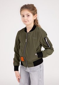 Olivengroene bomberjack met ritssluitingen in de zakken, zwarte ribbelmanchetten en een oranje label. Glad materiaal met een aansluitend ontwerp.