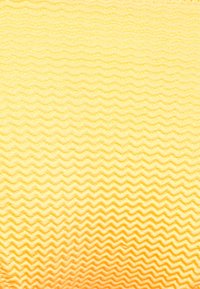 Tecido em um degradê de amarelo brilhante a laranja, apresentando um padrão texturizado ondulado, macio ao toque e com um acabamento suave.
