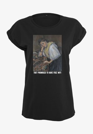 Fekete póló, vintage festménnyel egy nőről, rövid ujjú, laza fit, alatta fehér felirattal: "Ígérték, hogy lesz ingyenes WiFi."