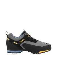 Scarpa da arrampicata leggera realizzata in suede grigio e pelle nera con accenti gialli, superficie texturizzata e suola in gomma resistente.