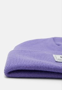 Berretto di maglia viola con risvolto, caratterizzato da un motivo testurizzato e un piccolo patch logo bianco sul davanti. Materiale morbido ed elastico.