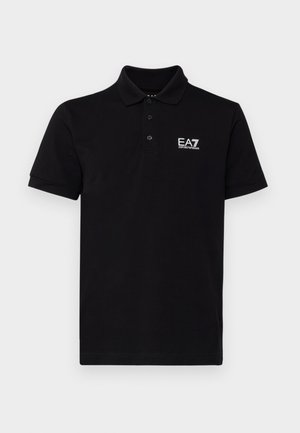 Melnā polo kreklā izgatavots no kokvilnas, ar klasisku apkakli, trīs pogu plati un baltu EA7 logotipu kreisajā krūtī. Īsas piedurknes.