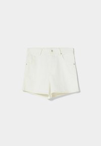 Shorts en denim blanc avec un design classique à 5 poches, fermeture à bouton et ourlet replié. Texture lisse avec une apparence propre et minimaliste.