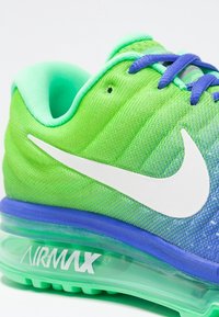 Chaussure Nike Air Max avec une tige en mesh principalement verte, des accents bleus, un logo blanc, et une unité d'amorti à air visible dans la semelle.