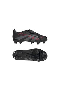 Schwarze und graue Fußballschuhe mit roten Akzenten, die ein elegantes Design, eine strukturierte Oberfläche und konische Stollen für besseren Halt aufweisen.