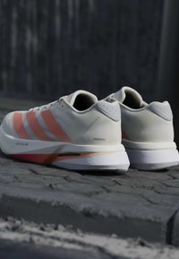 adidas Performance ADIZERO BOSTON 13 M - Παπούτσια για τρέξιμο σε δρόμο - off white/lucid orange/grey