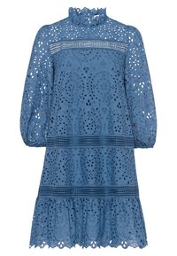 Vestido azul de encaje con un escote alto y con volantes, mangas abullonadas y un dobladillo en capas. Presenta intrincados patrones recortados y un borde decorativo.