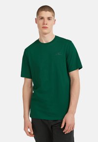 Grøn bomulds T-shirt med rund hals og korte ærmer. Har et diskret logo i øverste brystområde. Enkel og solidt design.