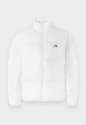Bijela pufasta jakna s visokim ovratnikom, zatvaranjem na zip i crnim Nike logotipom na lijevoj strani prsiju. Glatka tekstura, kvadratni dizajn i podstavljena.