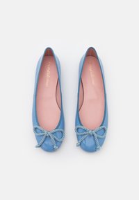 Para błyszczących niebieskich baletek z różowymi wkładkami i dekoracyjnymi kokardkami z linijki, pokazanych z góry na białym tle.