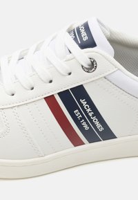 Jack & Jones JFWDANG COMBO - Baskets basses - bright white/red/dahlia
