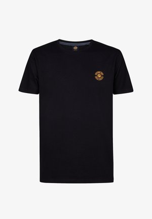 Fekete pamut póló kerek nyakkivágással és rövid ujjakkal, egy apró narancssárga logóval a bal mellrészen.