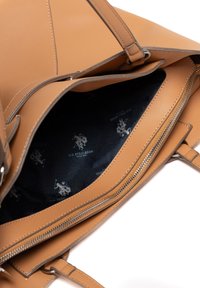 Torebka typu tote w kolorze brązowym ze zamknięciem na zamek błyskawiczny i podszewką wewnętrzną w granatowy wzór z logo U.S. Polo Assn.