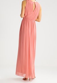 Abito lungo in morbido tessuto rosa pallido con vita arricciata e un'apertura a chiave sulla schiena. Tessuto liscio, design senza maniche.