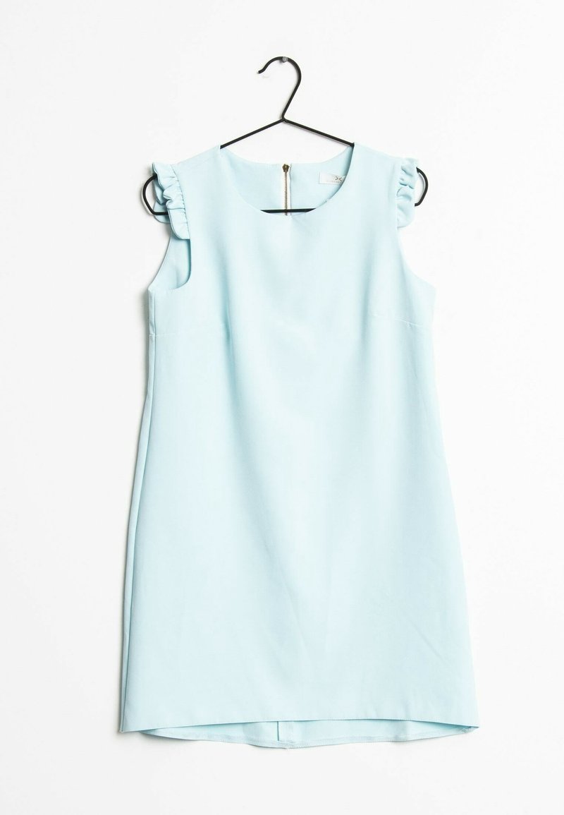 Robe sans manches bleu clair avec un col rond, des accents d'épaule froncés et une fermeture éclair au dos, fabriquée à partir d'un tissu lisse avec une coupe droite.