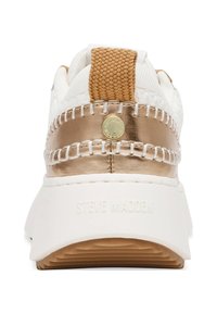Sneaker bianca con accenti dorati metallici, retro tessuto intrecciato e branding prominente. Presenta una suola spessa con un motivo di battistrada distintivo.