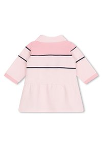 Robe à manches courtes de couleur rose clair avec des rayures horizontales en rose foncé et en marine. Elle présente un col et une jupe évasée.