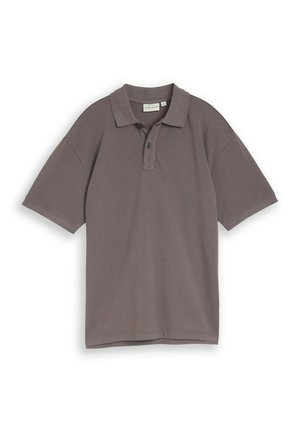 Ciemnoszara koszulka polo z krótkim rękawem, dwoma guzikami i kołnierzykiem, prosty wzór, położona na płasko na białym tle.
