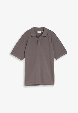 Ciemnoszara koszulka polo z krótkim rękawem, dwoma guzikami i kołnierzykiem, prosty wzór, położona na płasko na białym tle.