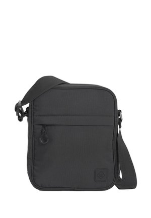 Zwarte vierkante crossbodytas met verstelbare schouderband, voorvak met ritssluiting en klein genaaid logopatchje in de rechterbenedenhoek.