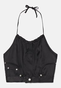 Čierny saténový halter crop top s vrúbkovou textúrou, nastaviteľnou šnúrkou na krku, prednými gombíkmi a dvoma bočnými vreckami so striebornými kovovými akcentmi.