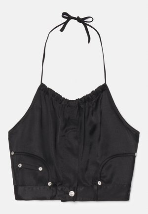 Čierny saténový halter crop top s vrúbkovou textúrou, nastaviteľnou šnúrkou na krku, prednými gombíkmi a dvoma bočnými vreckami so striebornými kovovými akcentmi.
