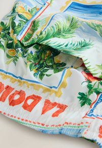 Mintás fürdőnadrágok élénk színekben, trópusi mintákkal és rugalmas derékkal. Az anyag sima, könnyű, texturált érzettel.