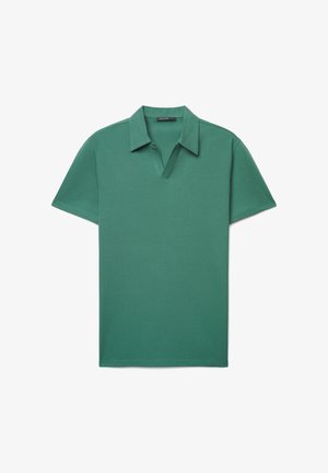Grünes kurzärmeliges Poloshirt mit offenem V-Ausschnitt und umgeschlagenem Kragen, flach auf weißem Hintergrund liegend.