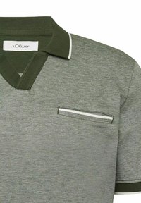 Graues Polohemd mit kurzen Ärmeln und V-Ausschnitt, kontrastierendem dunkelgrünen Kragen und einer kleinen Brusttasche mit weißen Akzenten.