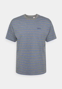 Stribet t-shirt i blå og grå, lavet af blødt stof. Har korte ærmer, rund halsudskæring og et lille logo på forsiden.