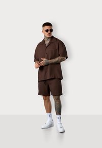 ESTEEM PLEATED - Tracksuit bottoms - coffee