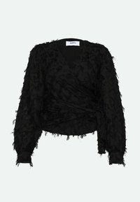 La blusa negra con envoltura presenta un patrón texturizado y deshilachado, mangas largas y un escote en V profundo, confeccionada con una tela ligera.
