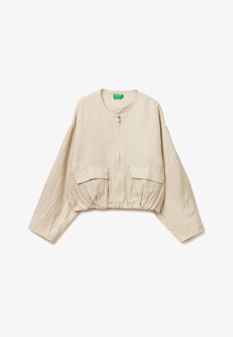 Beige kurzes Jackett mit langen Ärmeln, rundem Ausschnitt, Reißverschluss vorne, zwei Klappentaschen und gerafftem, elastischem Saumdetail.