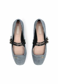 Blauwe textuur flats met zwarte riemaccenten, vierkante neus en gouden logo-detail op de neus. Bevat een gladde binnenvoering voor comfort.