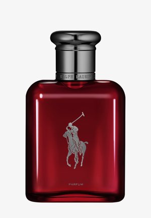 Flacon de parfum rectangulaire rouge foncé aux bords arrondis, logo argenté cheval et cavalier, et bouchon noir arrondi marqué Ralph Lauren.