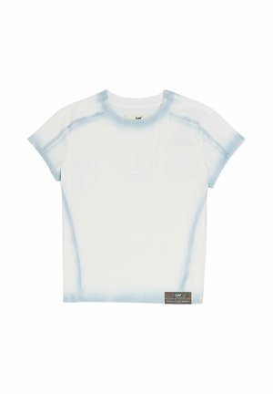 Biała koszulka z krótkim rękawem z jasnoniebieskimi krawędziami w stylu tie-dye oraz małym haftowanym wzorem ptaka na piersi.