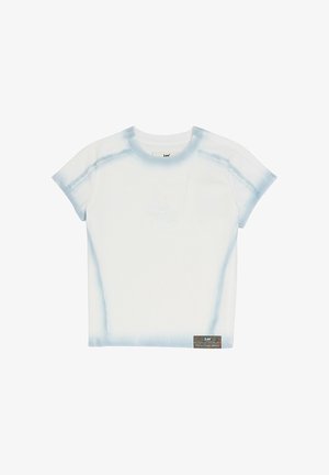 Biała koszulka z krótkim rękawem z jasnoniebieskimi krawędziami w stylu tie-dye oraz małym haftowanym wzorem ptaka na piersi.