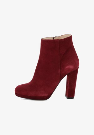 Burgunderfarbene Ankle Boots aus Wildleder mit einer abgerundeten Toespitze und einem 10 cm hohen Blockabsatz, seitlichem Reißverschluss und glatter Oberflächenstruktur.